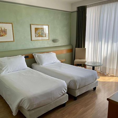 Best Western Hotel Leonardo Da Vinci Erba Extérieur photo