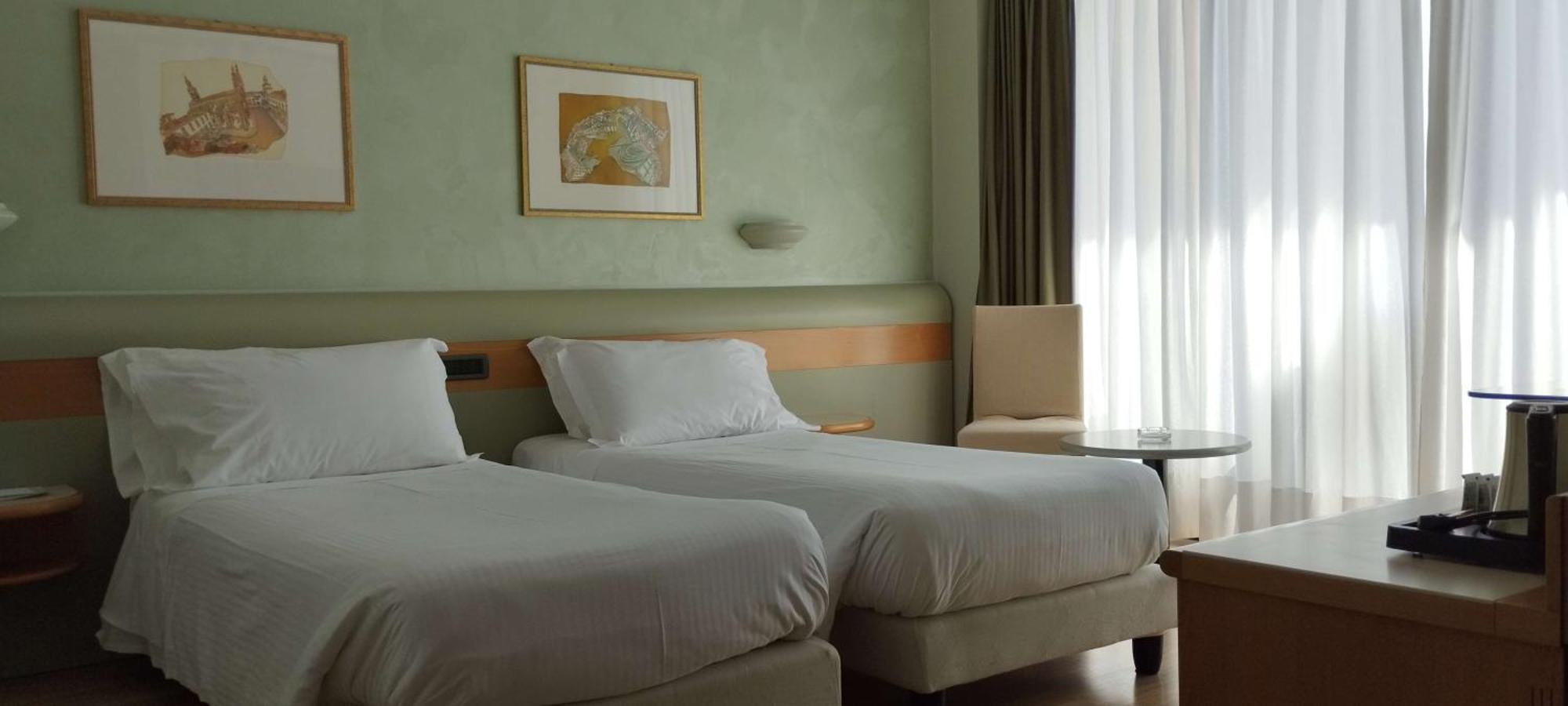 Best Western Hotel Leonardo Da Vinci Erba Extérieur photo